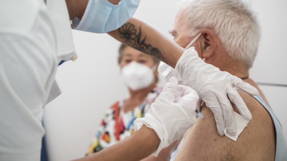 Zweite Auffrischimpfung gegen Corona für ältere Personen