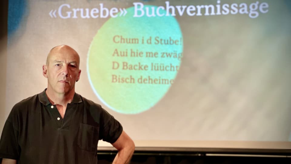 Heinz Kräuchi an der Vernissage des zweiten Gruben-Buches.