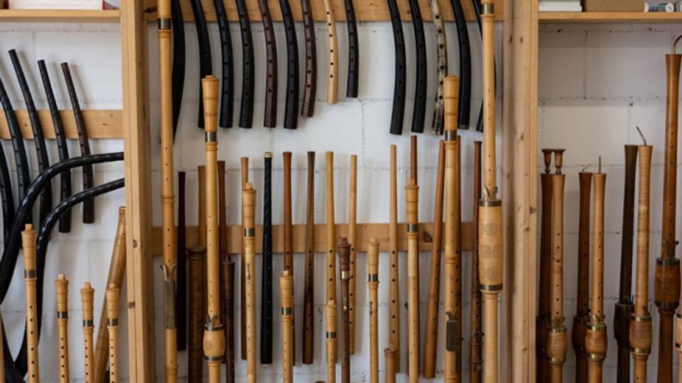 Nachgebaute Holz-Blasinstrumente im Atelier von Christoph Schuler.