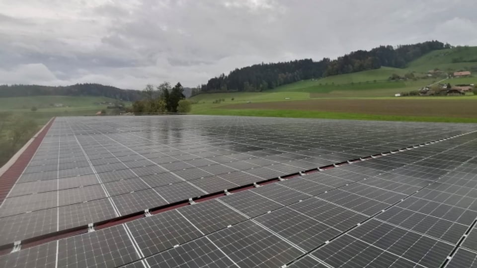Unzählige Solarmodule produzieren auf dem Dach des Gewerbeparkes in Hasle bei Burgdorf Solarstrom.