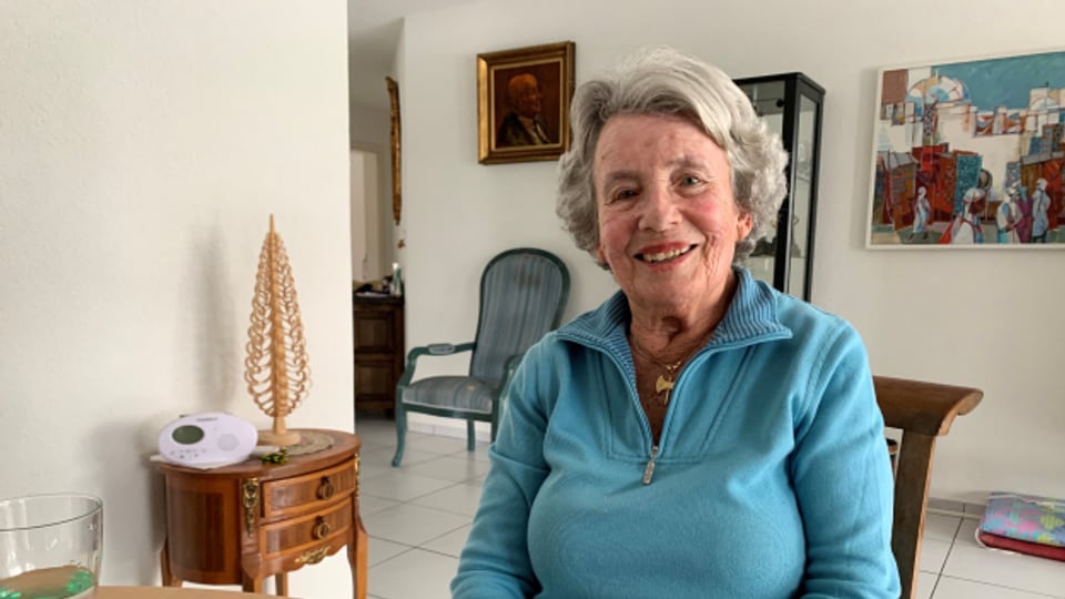 Agnes Hirschi am Esstisch in ihrer hellen Wohnung: Nach den dunklen Stunden im Luftschutzkeller braucht sie heute viel Licht und Sonne
