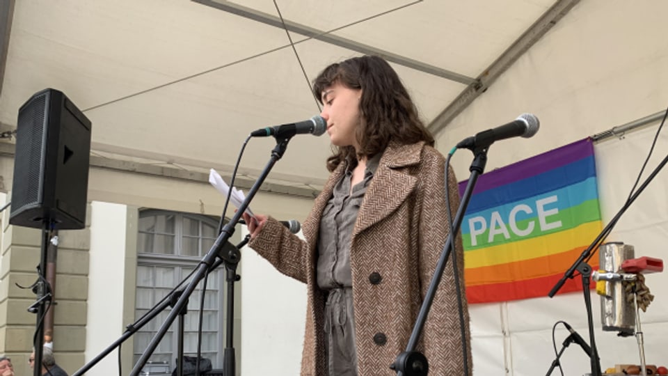 Keine Aussage zu den Waffenlieferungen an die Ukraine: Die 19-järhrige Magdalena Erni aus Thun (seit Januar Co-Präsidentin Junge Grüne Schweiz) hält auf dem Berner Münsterplatz eine Rede