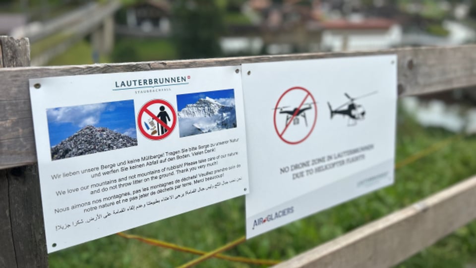 Mit Plakaten versucht die Gemeinde zu erreichen, dass sich die Touristen und Touristinnen an Regeln halten