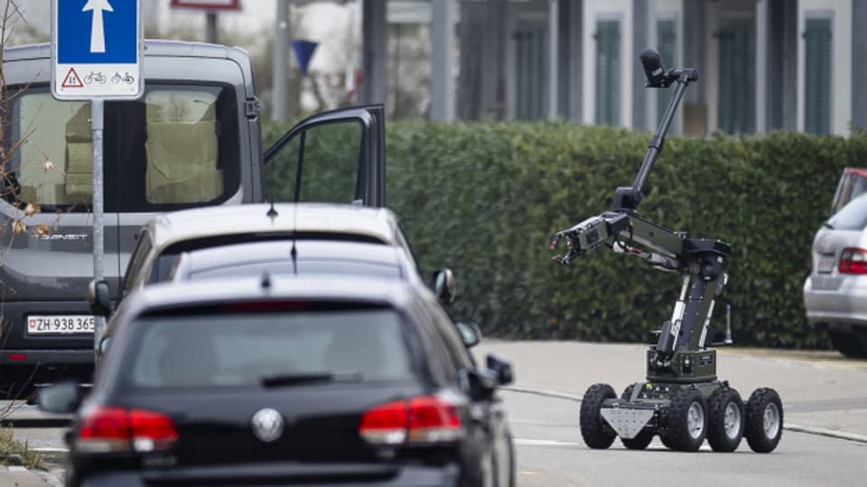 Mit einem Roboter hat die Polizei ein verdächtiges Fahrzeug untersucht.