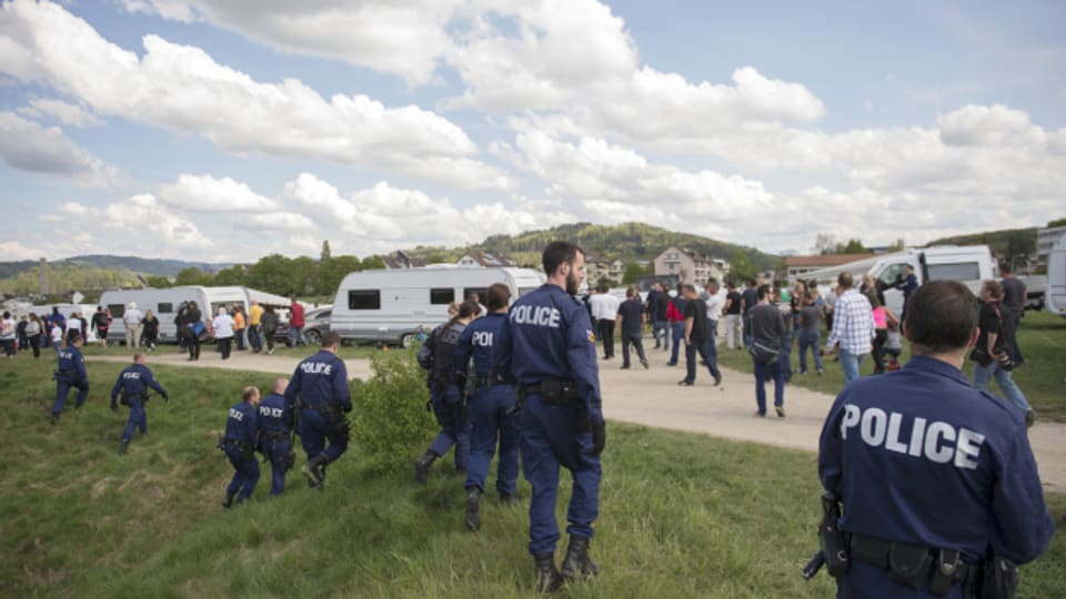 Die Polizei umstellt das von Jenischen mit über 100 Wohnwagen besetzte Gelände im April 2014 in Bern.
