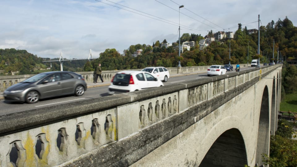 Die Zähringerbrücke 2014 noch mit Autos und ohne Netze.