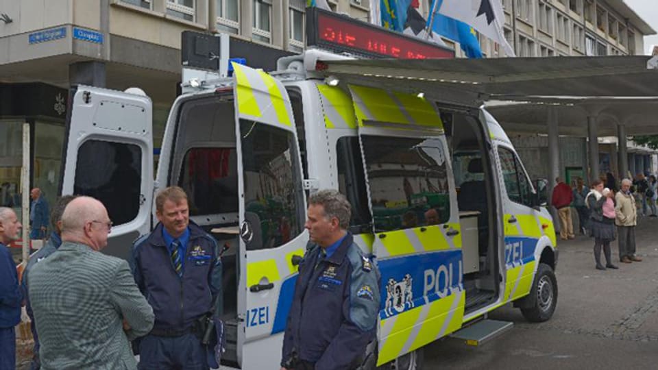 Neues Polizeifahrzeug am Claraplatz: Mit diesem Bus will die Polizei mehr Präsenz markieren. So wie es sich viele Basler wünschen.