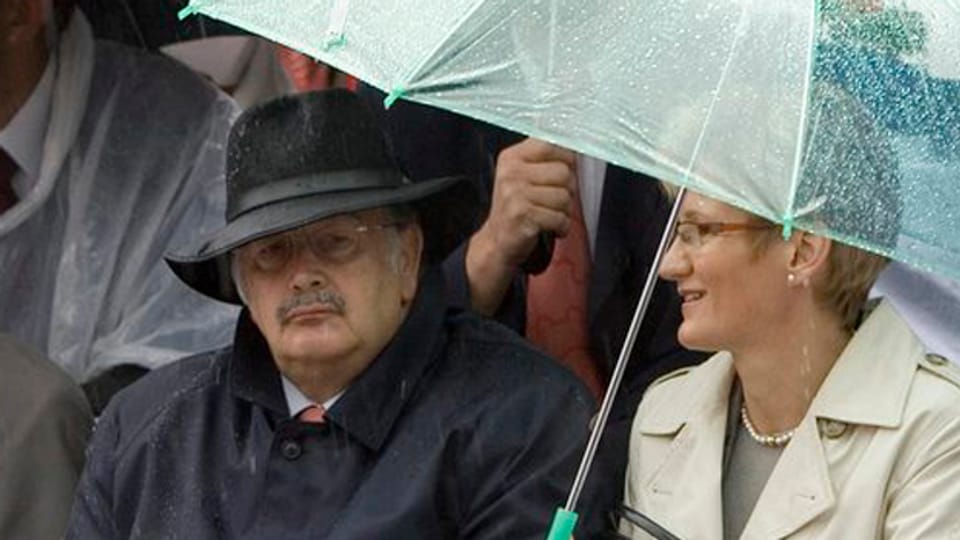 Adrian Ballmer während einer Aufführung im Regen neben Sabine Pegoraro