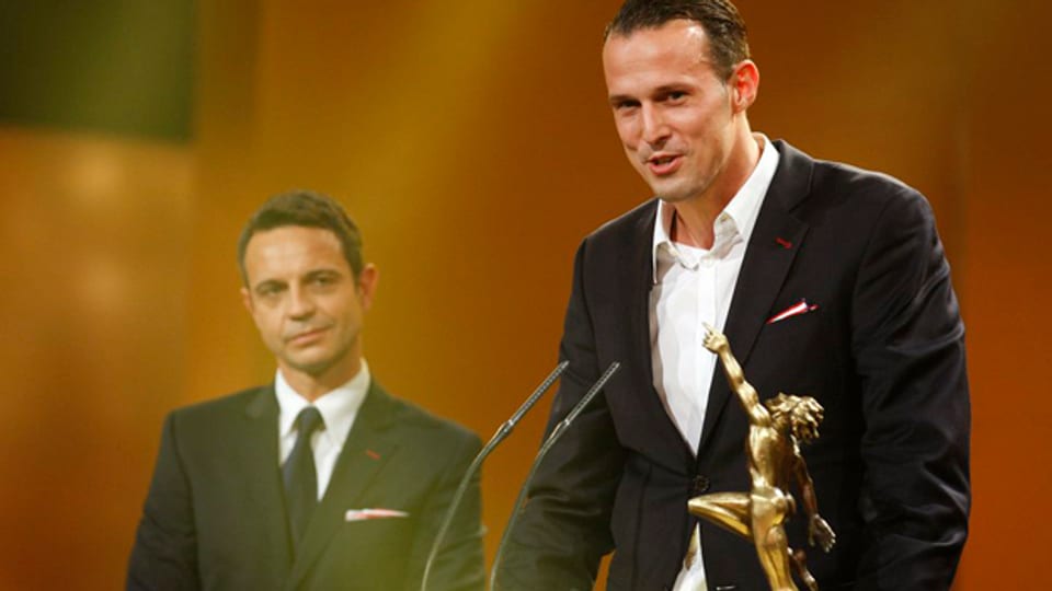 Captain Marco Streller und Präsident Bernhard Heusler nehmen für den FCB den Preis entgegen.