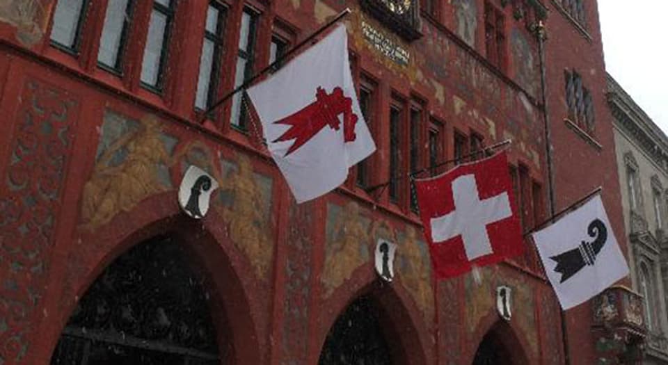 Basler Rathaus mit den beiden Kantonsflaggen