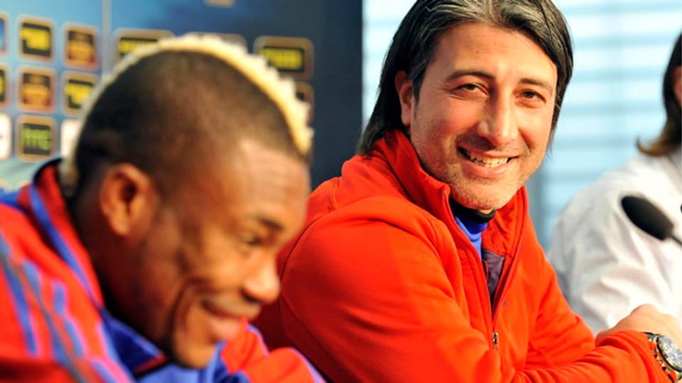FCB-Spieler Serey Die und Trainer Murat Yakin lachen an MK.