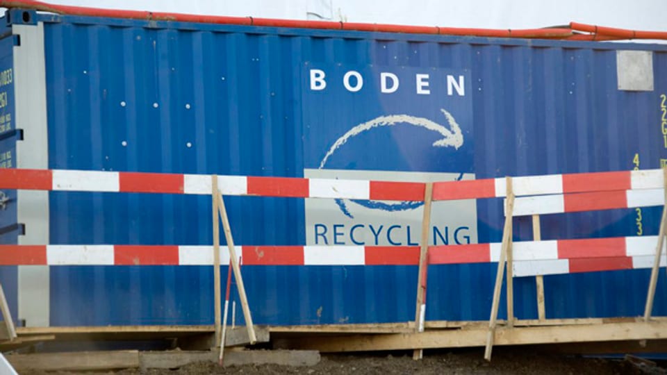 Container für Bodensanierung bei Deponie Le Letten.