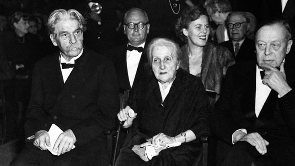 Albert Schweitzer mit Ehefrau Helene und Gunnar Jahn vom Nobelpreis-Komitee 1954 in Oslo