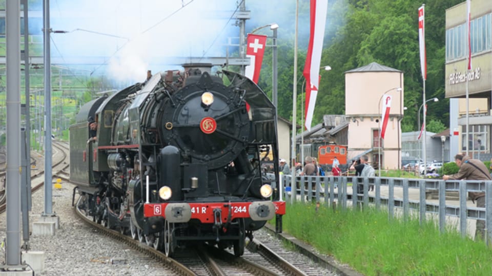 Dampflokomotive Mikado fährt in Bahnhof Sissach ein