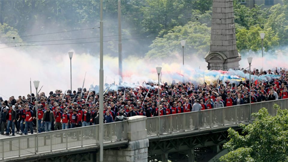 FCB Fans auf ihrem Marsch in Bern zum Cupfinal gegen GC.