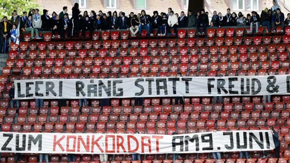 Abstimmungskampf in Zürich auf Stadionrängen gegen Konkordat.