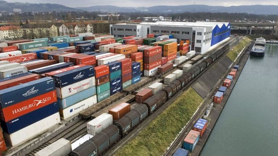 Der jetzige Container-Terminal im Basler Hafen Kleinhüningen.