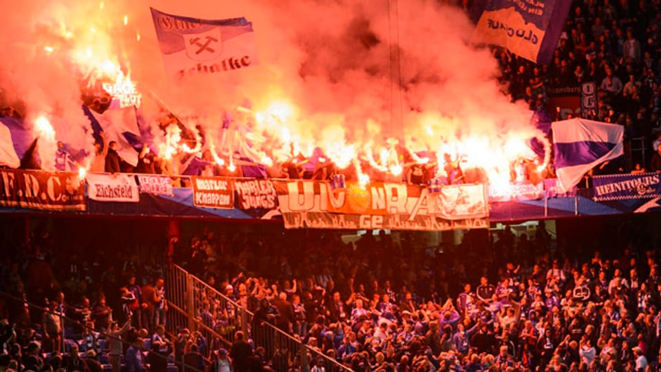 Schalke-Fans im Joggeli - Neu gilt bei Hochrisikospielen absolutes Alkoholverkaufsverbot.