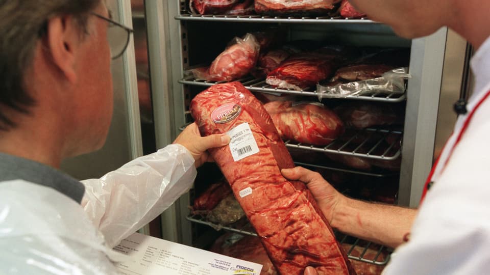 Lebensmittelkontrolleure entdecken bei Fleisch immer wieder Unhygienisches.