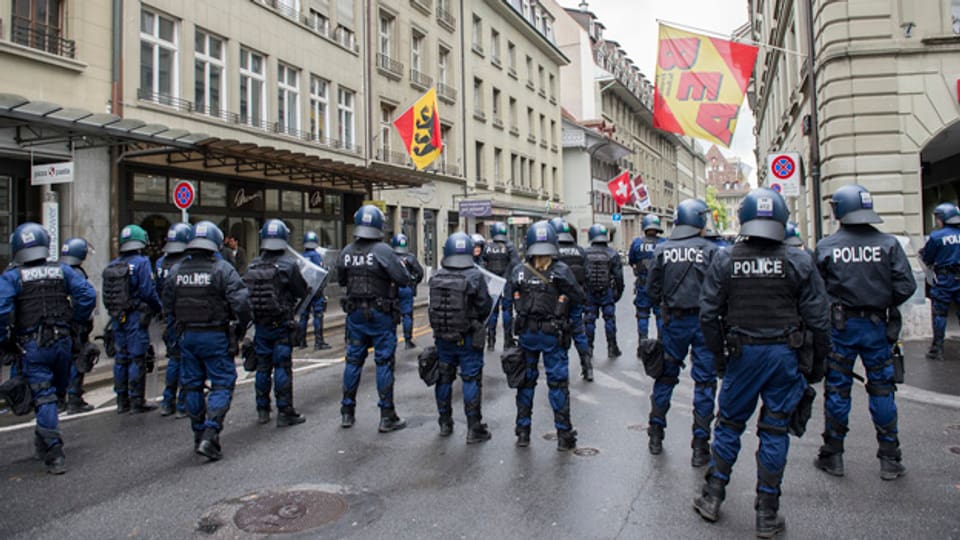 Berner Polizisten riegeln vor dem Cup-Final den Bundesplatz ab.