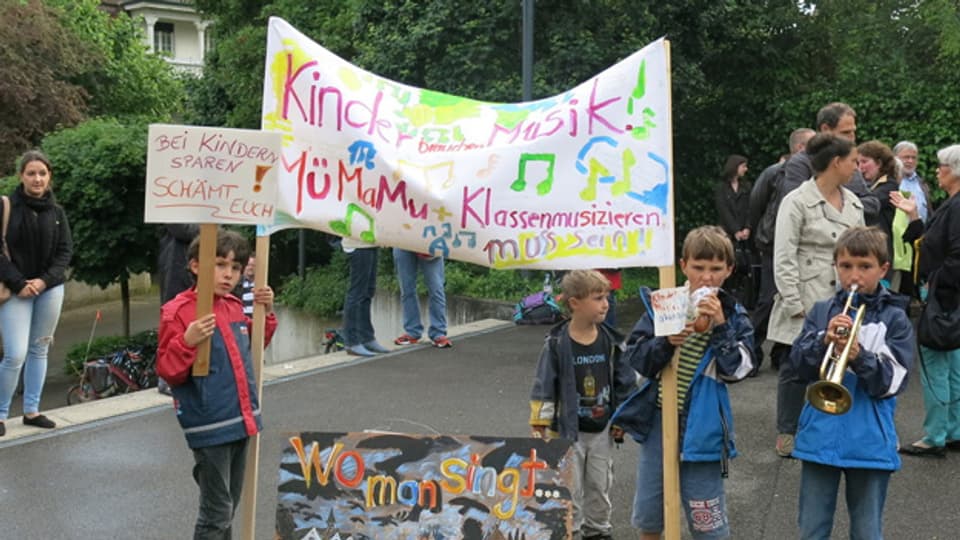Binninger Kinder demonstrieren für ihre Musikschule