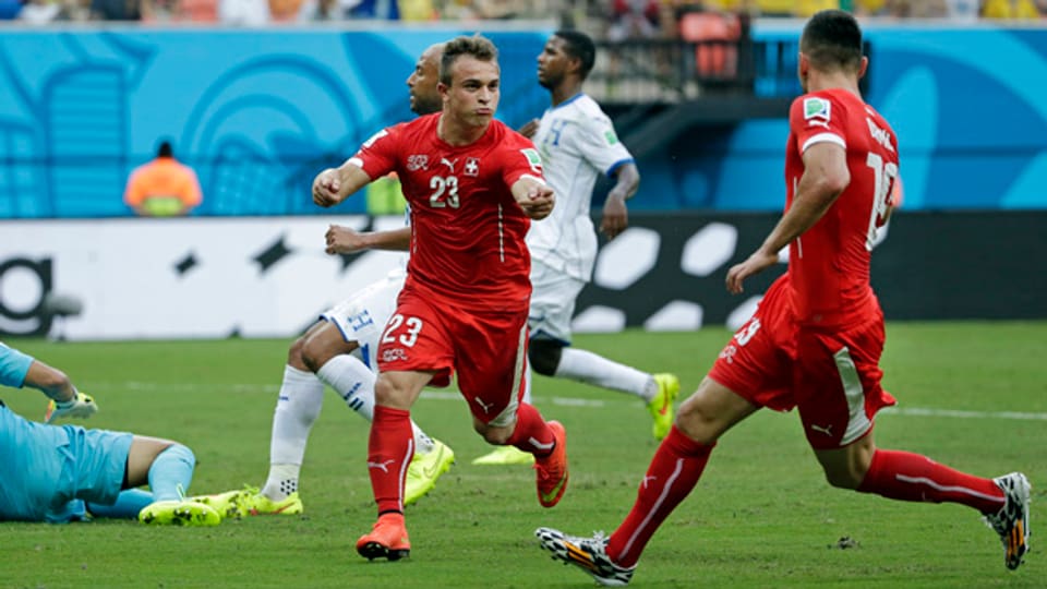 Shaqiri und Zuspieler Drmic feiern zweites Tor gegen Honduras.