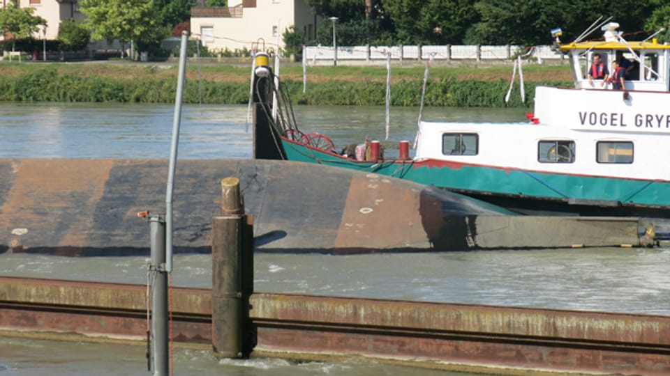 Die havarierte «Merlin» im Basler Rheinhafen.