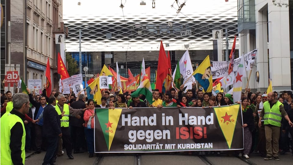 Der Demonstrationszug der Kurden beim Basler Messeplatz.