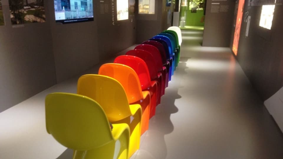 Der Panton-Stuhl von Vitra wirbt für Basel als Design-Stadt.