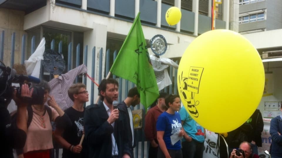 Protestmarsch macht Halt vor Syngenta in Basel.