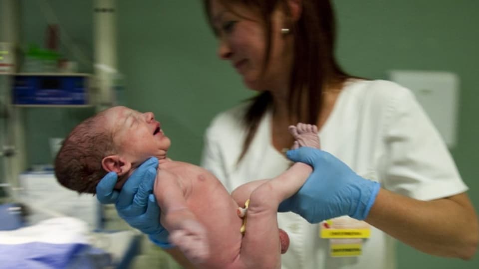 Wieviele Kinder mit Kaiserschnitt auf die Welt kommen, ist von Spital zu Spital unterschiedlich.