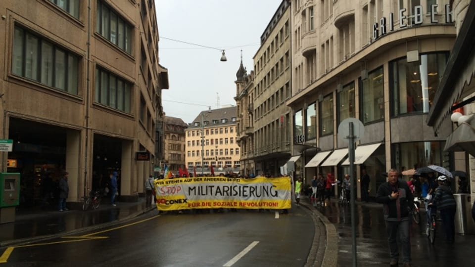 Gegen zweihundert Demonstranten ziehen durch die Basler Innenstadt gegen «CONEX15»
