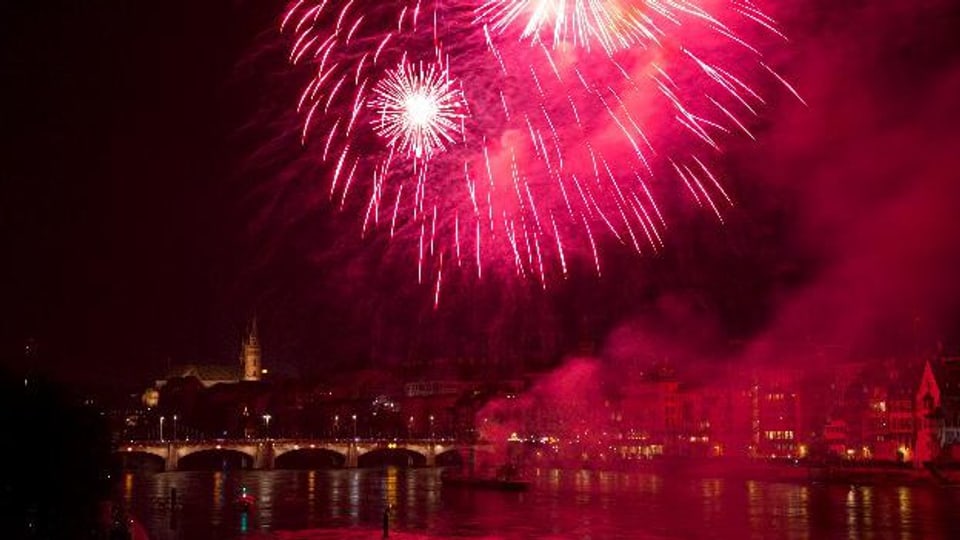 Feuerwerk über der mittleren Brücke in Basel.