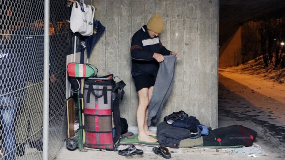Obdachlose haben es im Winter besonders schwer (das Bild zeigt einen Randständigen in Zürich).