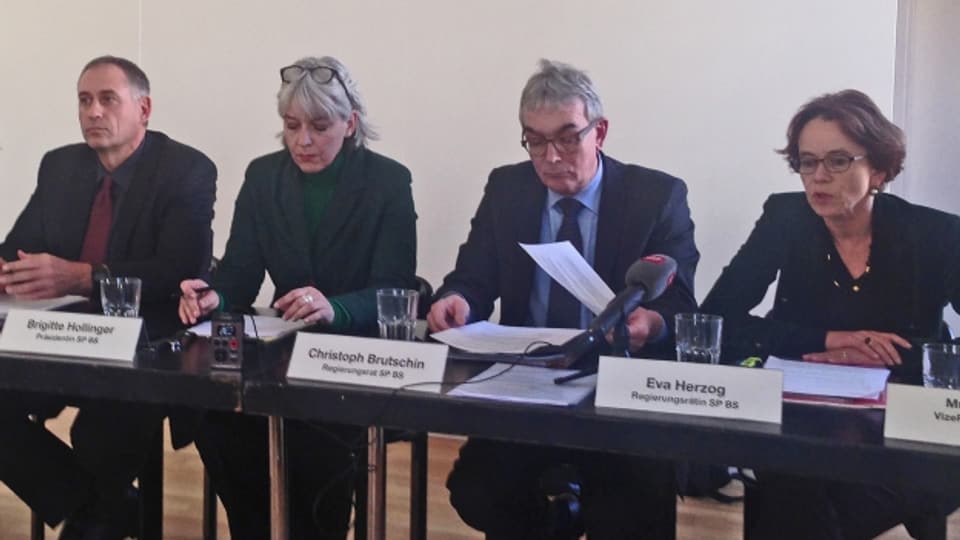 Parteipräsidentin Brigitte Hollinger (2.v.l.) mit den drei SP-Regierungsmitgliedern