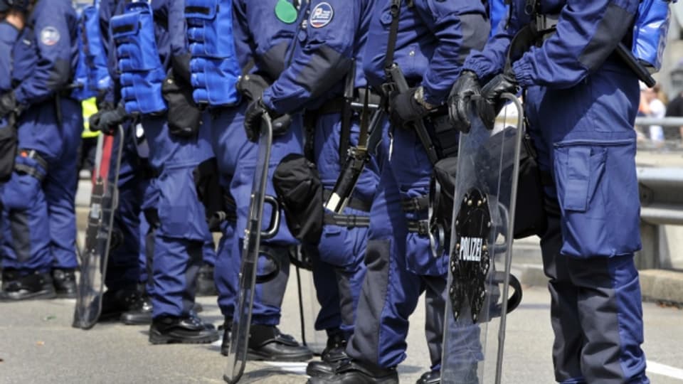 Polizisten in Bereitschaft vor einem FCB-Spiel