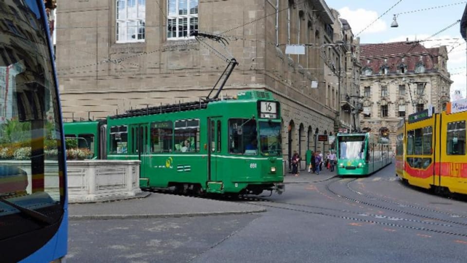 Bus und Trams an der Schifflände in Basel