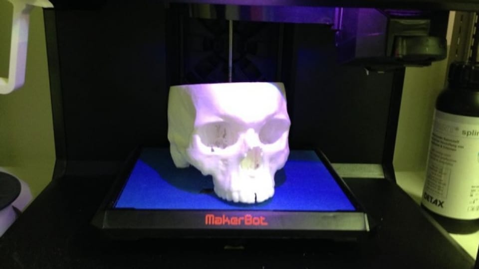 Ein Schädelknochen frisch aus dem 3D-Drucker.