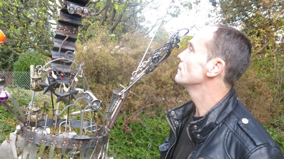 Markus Zaugg vor seiner Messie-Skulptur