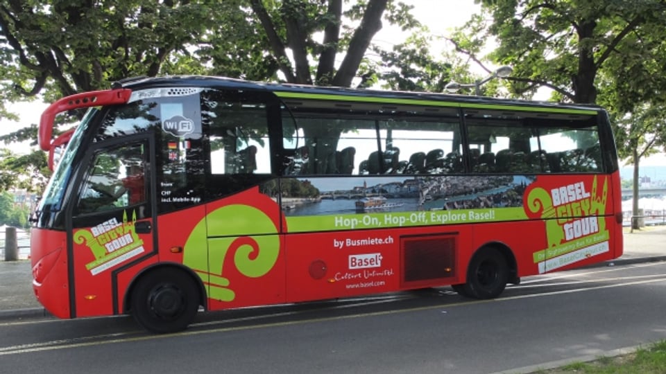 Der rot-grüne Touristen-Bus rollt seit zwei Monaten durch Basel.