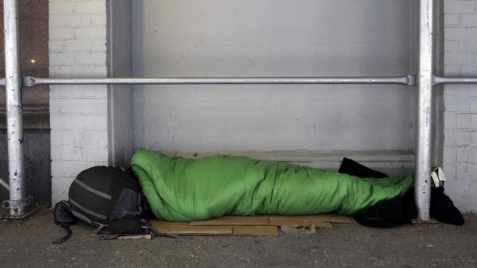 Auch im Winter bleibt Obdachlosen oft nur die Strasse als Bett