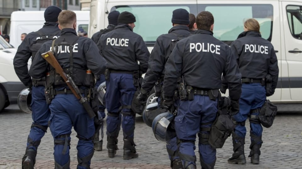 Die Basler Regierung will Unterwanderung von Rechtsradiaklen bei der Polizei verhindern.