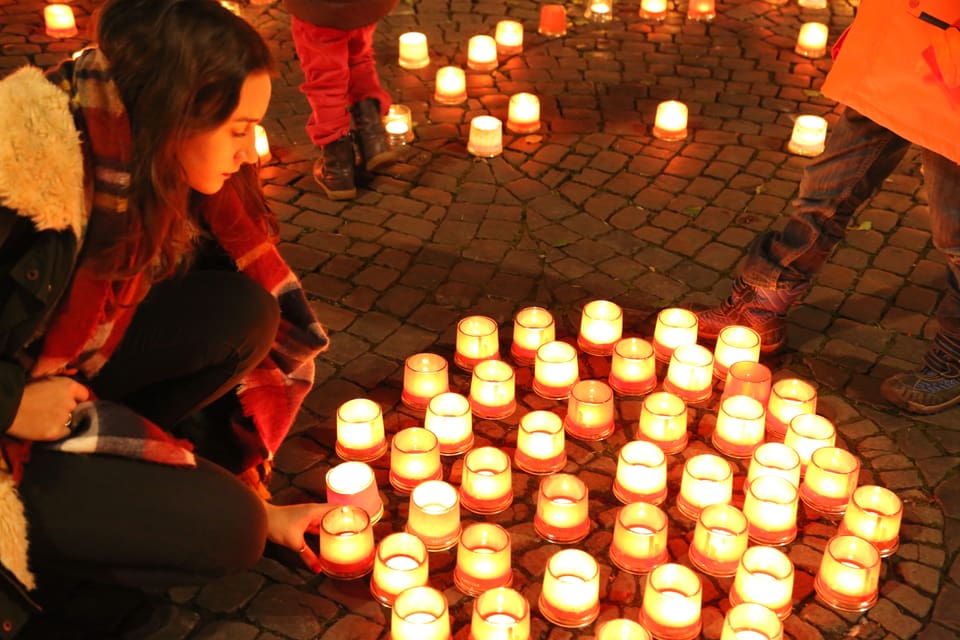 Die Caritas beider Basel will mit den Kerzen erinnern, dass es auch in der Region viele Armutsbetroffene gibt.