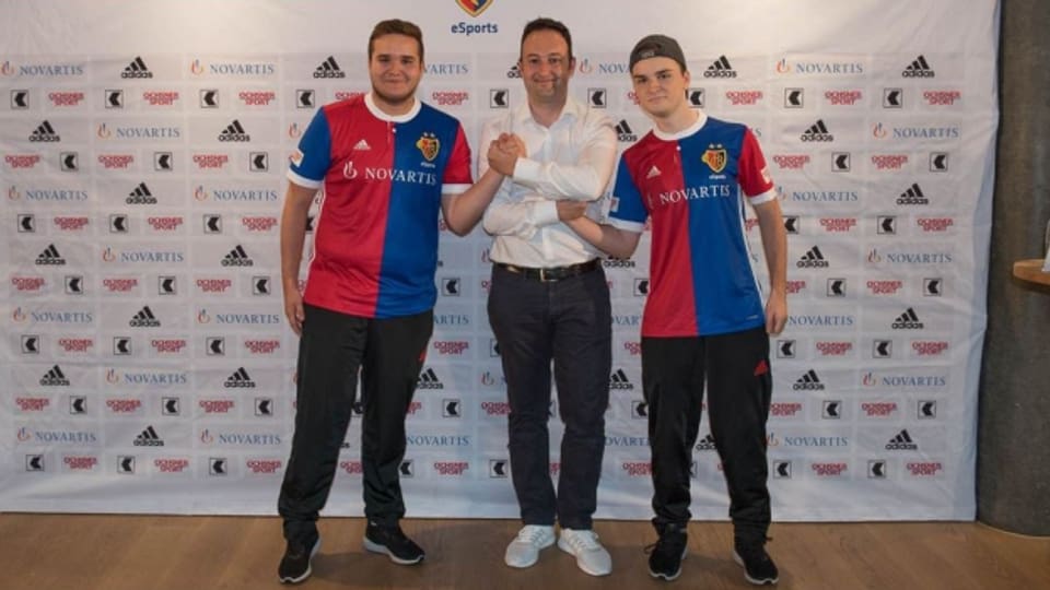 Florian Müller und Tim Katnawatos spielen neu für den FC Basel im e-Sports-Team.