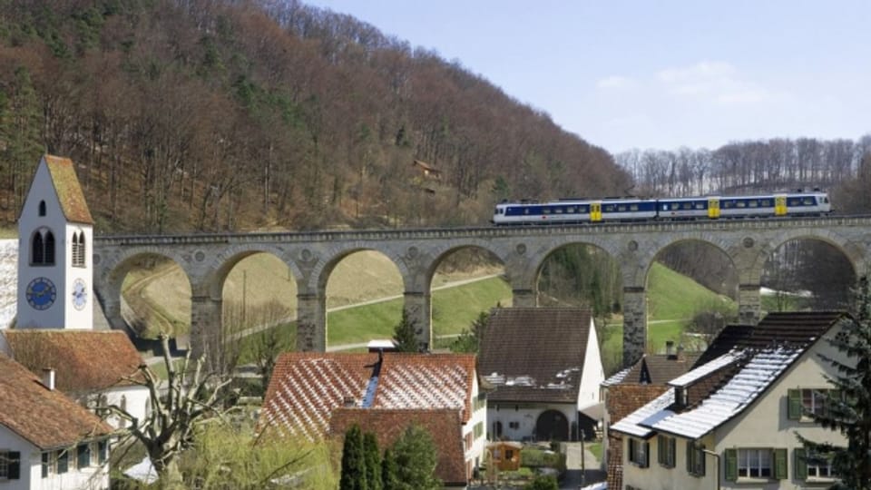 Ein Zug überquert das Viadukt bei Rümlingen.