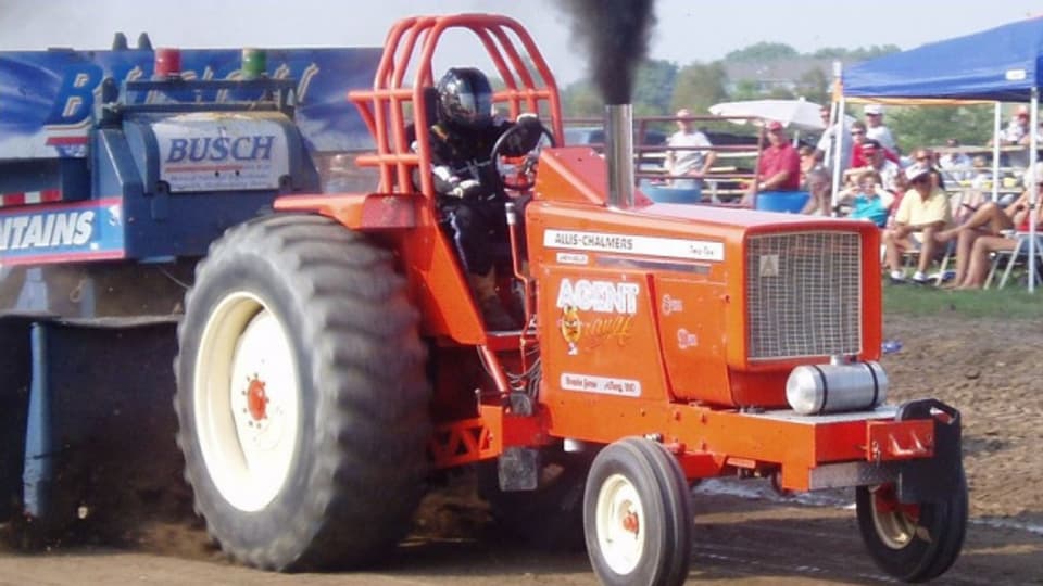 Beim Traktorpulling schleppen Traktore möglichst schwere Lasten.