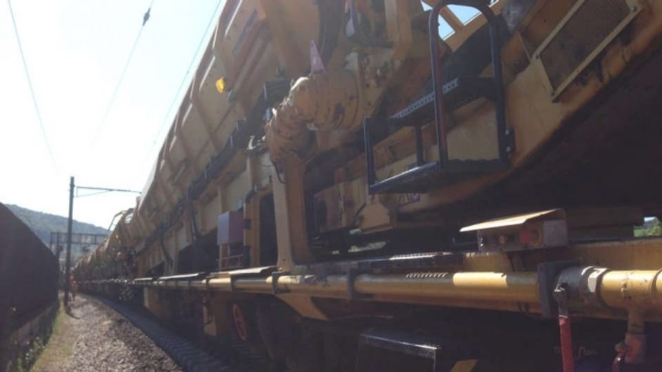 Eine riesige Zugmaschine hilft bei den Arbeiten bei Gelterkinden.