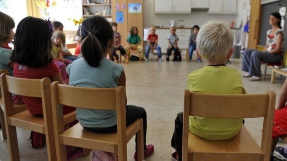 Die Kinder sind beim Eintritt in den Kindergarten jünger und brauchen deshalb mehr Unterstützung, argumentieren die Kindergärtnerinnen und Kindergärtner.