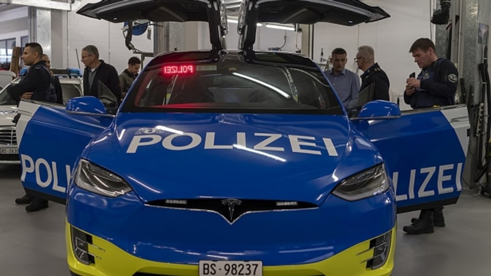 Sorgt für viel Aufsehen: der neue Tesla der Basler Polizei.