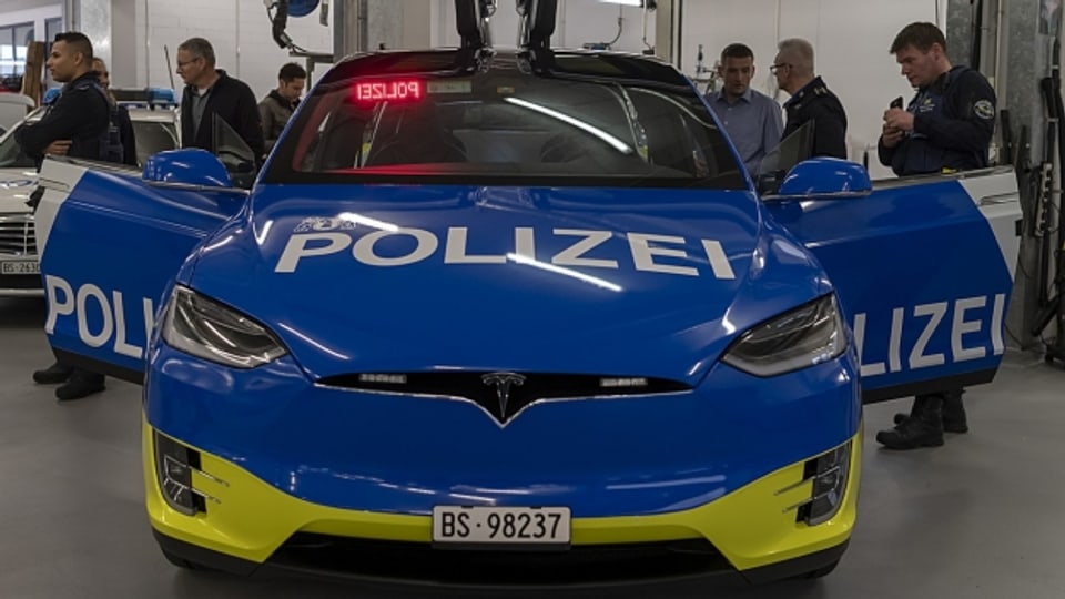 Die Teslas der Basler Polizei stehen immer wieder in der Kritik.
